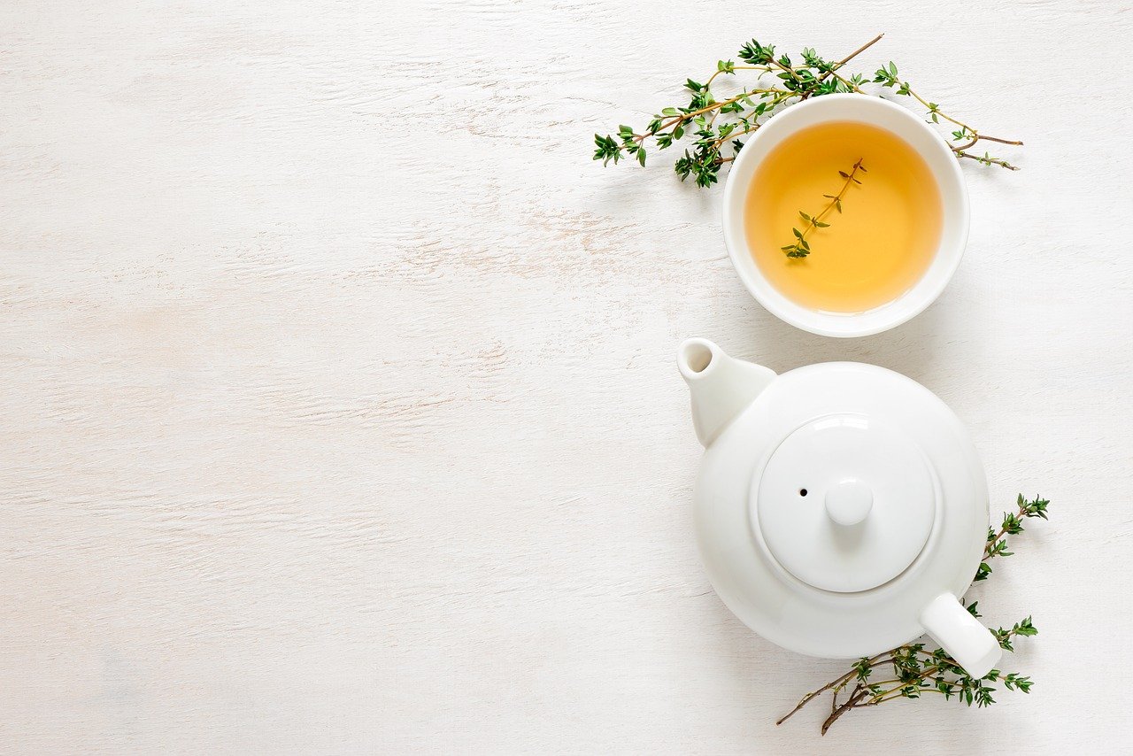 Czy picie herbaty może wpływać na rigcz jelitowy?